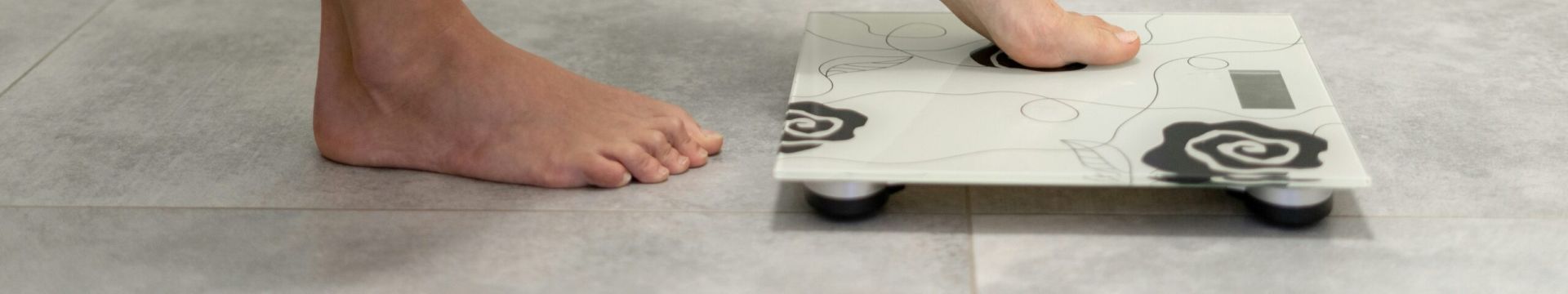 Patient check-in scene for medically guided weight-loss program, clinician reviewing progress and adjusting GLP-1 therapy (semaglutide or tirzepatide) with patient.
